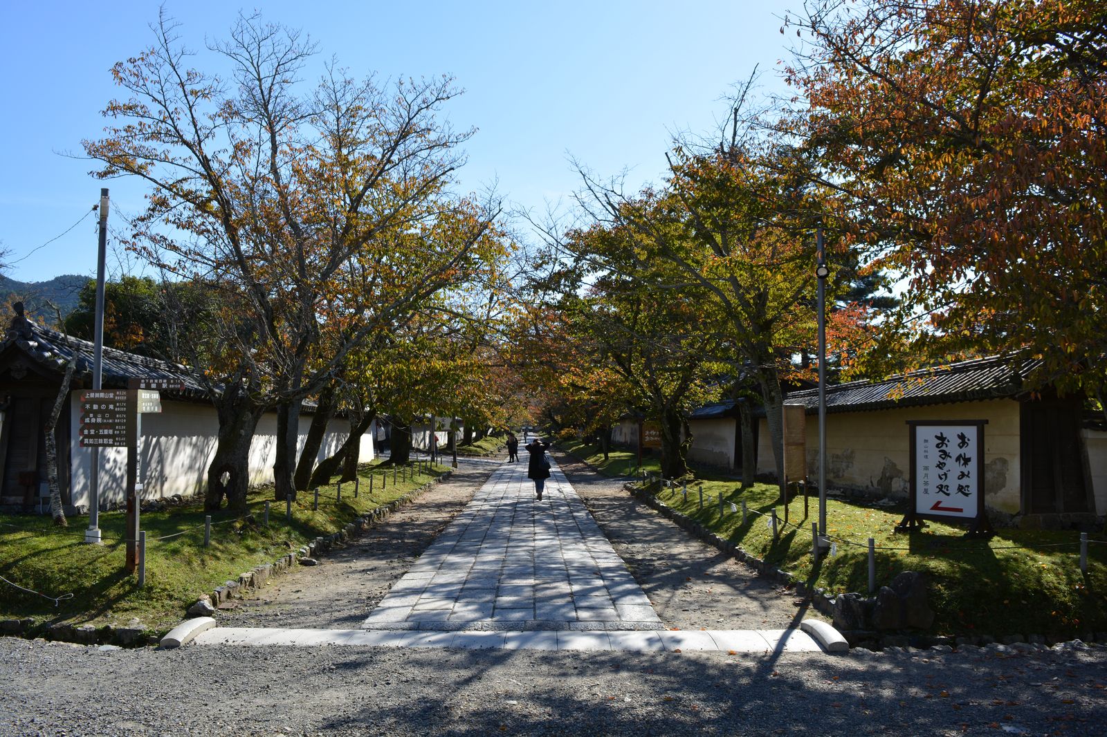 При всей застроенности и недостатке места японцы не жалеют его для храмового комплекса