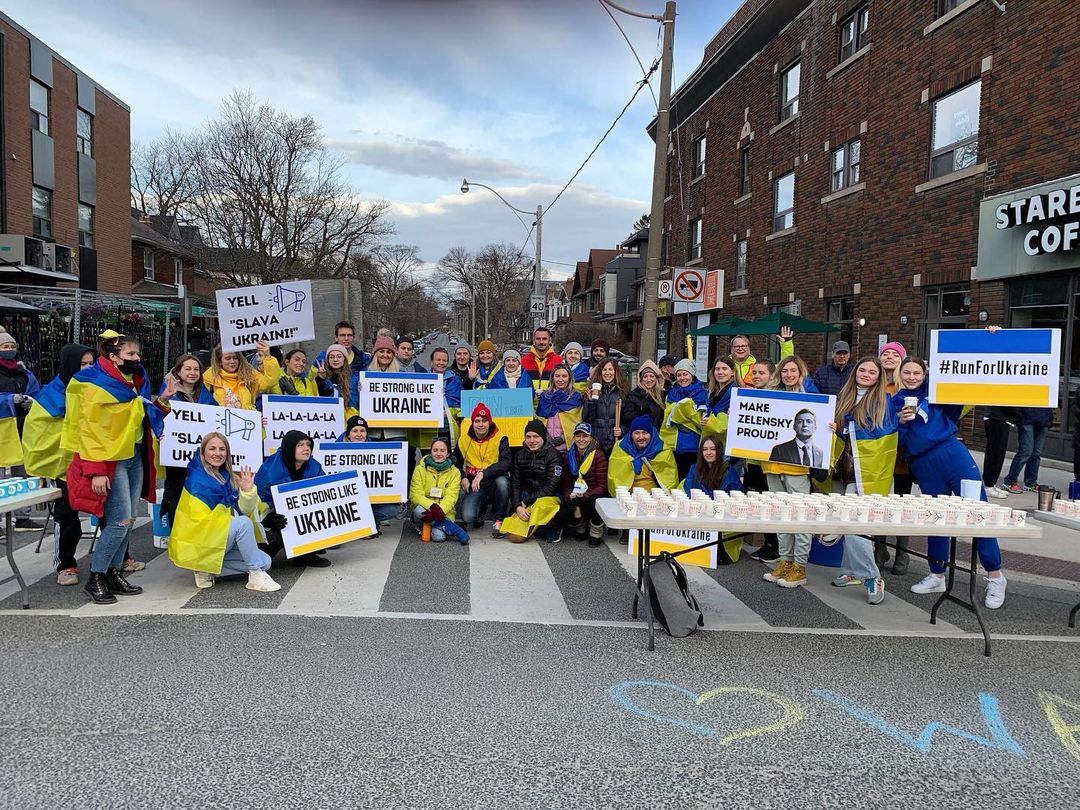 Поддержка Украины на марафоне в Торонто