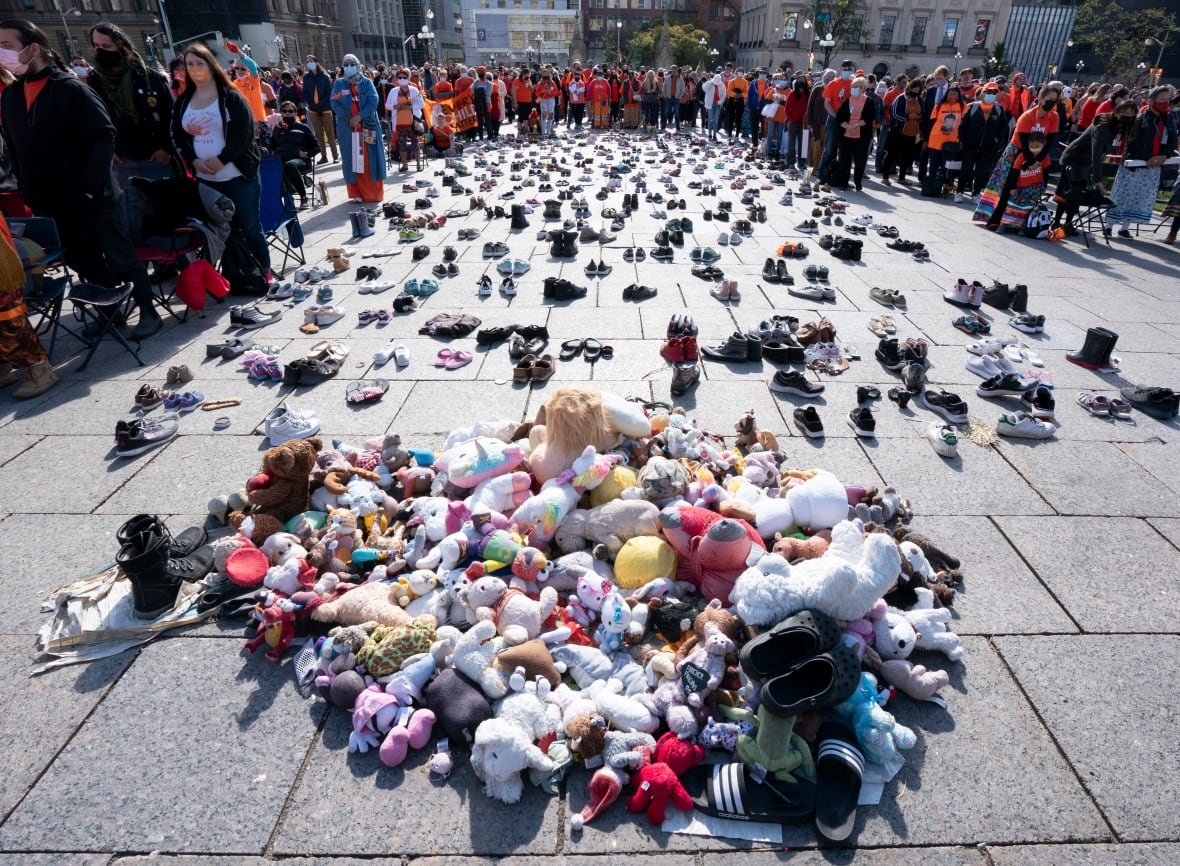 Обувь и игрушки напротив здания парламента в Оттаве